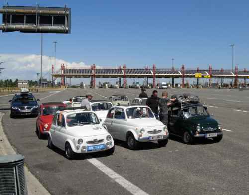 Die Delegation des EÖKC auf der Autostrada in Italien (mit Begleitfahrzeug)
